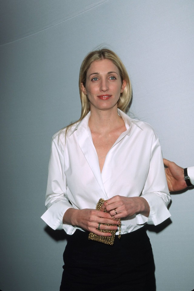 &Aacute;o sơ mi trắng kiểu Carolyn Bessette-Kennedy: Item bị săn l&ugrave;ng nhất h&egrave; 2026 sau loạt phim 