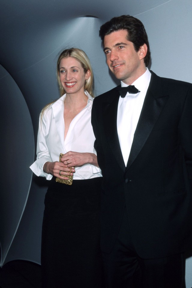 &Aacute;o sơ mi trắng kiểu Carolyn Bessette-Kennedy: Item bị săn l&ugrave;ng nhất h&egrave; 2026 sau loạt phim 