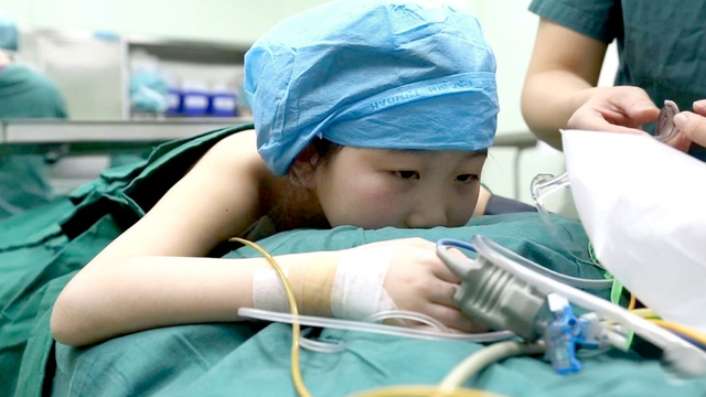 Bé gái 8 tuổi chấp nhận hiến tủy không gây mê để cứu mẹ, bước vào phòng mổ chỉ nói 1 câu khiến ai cũng lặng người - Ảnh 3.