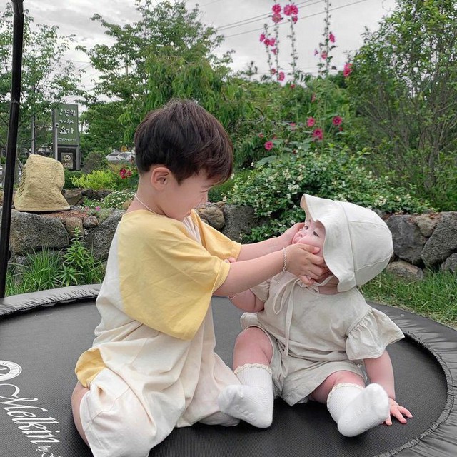 Đau đầu vì đứa lớn bắt nạt đứa nhỏ: Làm sao để gia đình có 2 con cân bằng tình cảm và giúp hóa giải tranh chấp giữa tụi nhỏ - Ảnh 4.