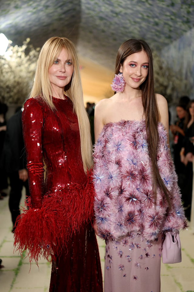 Từ khoảnh khắc Nicole Kidman diện chiếc váy đỏ rực rỡ tại Met Gala: Hãy ngừng việc coi thời gian là kẻ thù của phụ nữ - Ảnh 1.