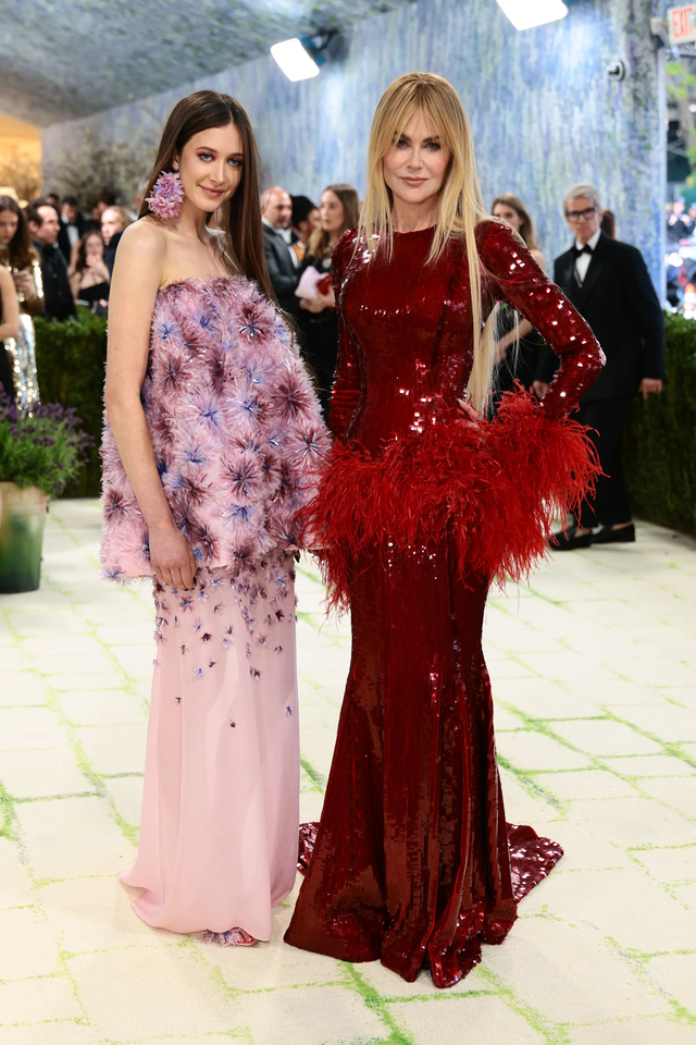 Từ khoảnh khắc Nicole Kidman diện chiếc váy đỏ rực rỡ tại Met Gala: Hãy ngừng việc coi thời gian là kẻ thù của phụ nữ - Ảnh 2.