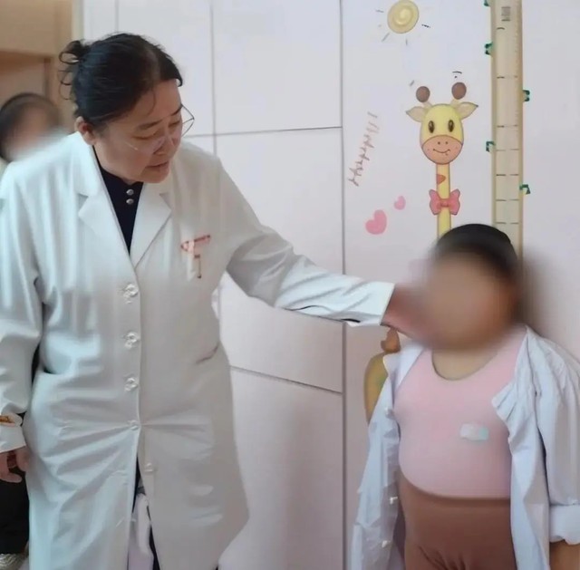 Bé gái 8 tuổi có kinh nguyệt, bụng phình to, cân nặng tăng vọt: Lời bác sĩ sau khi khám khiến người mẹ suy sụp - Ảnh 2.