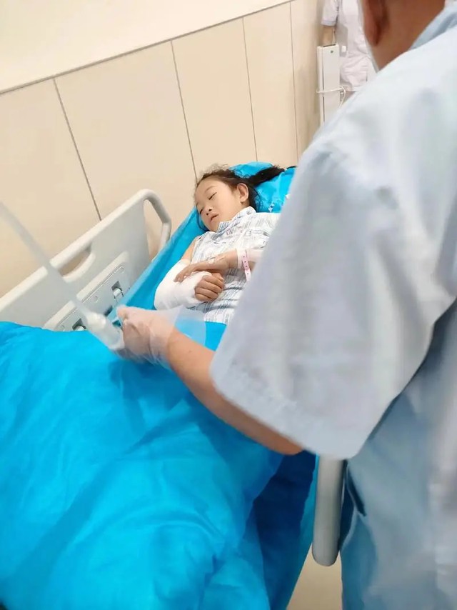 Bé 4 tuổi phát ban, tím tái, thở gấp sau khi bị kiến lửa đốt: Người mẹ làm ngay 4 việc này, bác sĩ cũng phải khen 