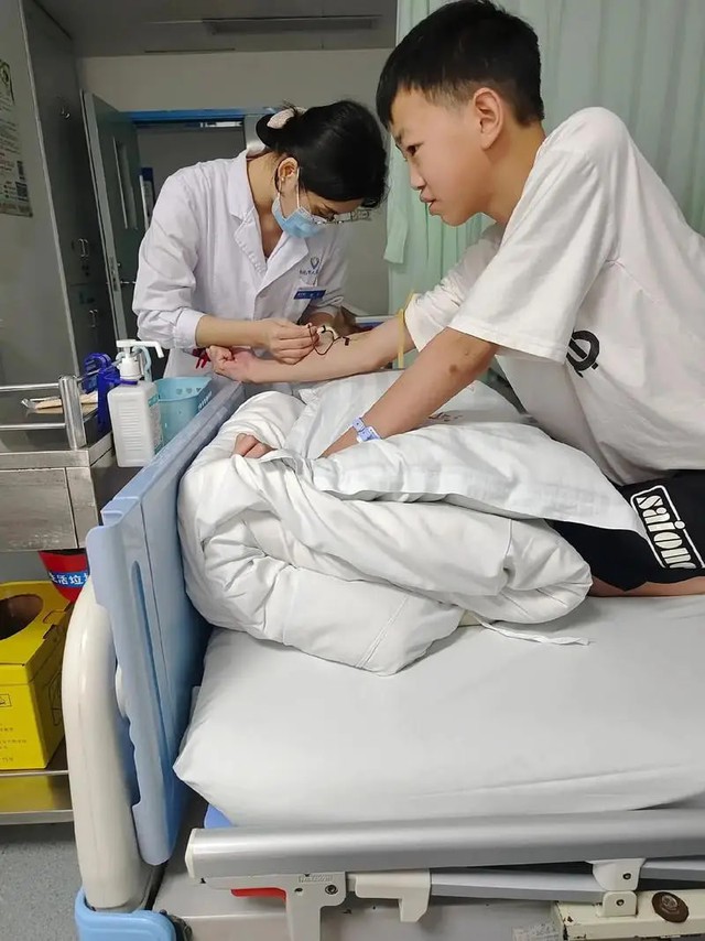 Bé 4 tuổi phát ban, tím tái, thở gấp sau khi bị kiến lửa đốt: Người mẹ làm ngay 4 việc này, bác sĩ cũng phải khen 