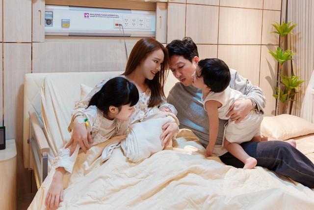 Ở Việt Nam c&oacute; mẹ bỉm 3 con g&acirc;y cho&aacute;ng: Vừa sinh xong đ&atilde; khoe eo thon săn chắc, bụng nổi cơ số 11, l&ecirc;n đồ đi biển sexy cỡ n&agrave;y  - Ảnh 1.