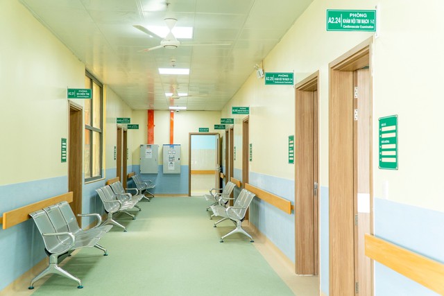 Cậu bé 3 tuổi bắt chước bà nhưng nhỏ nhầm keo 502 vào mắt: Mẹ sơ cứu trong 15 phút, bác sĩ nói 