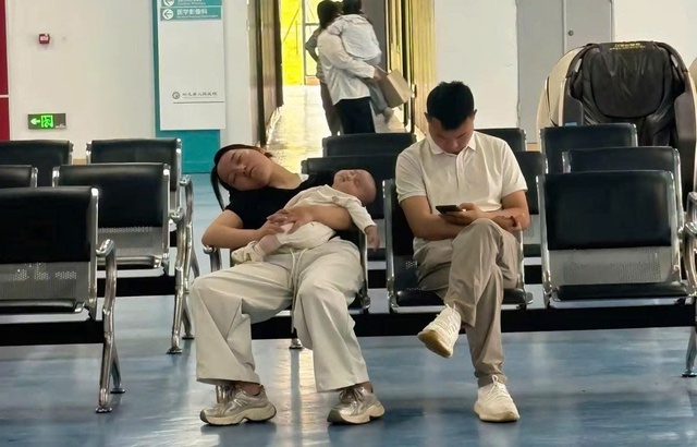 Bức ảnh ở hành lang bệnh viện đang viral: Bạn có chọn đúng bố cho con hay không? Cứ nhìn những lần con cái đau ốm thì sẽ rõ! - Ảnh 1.