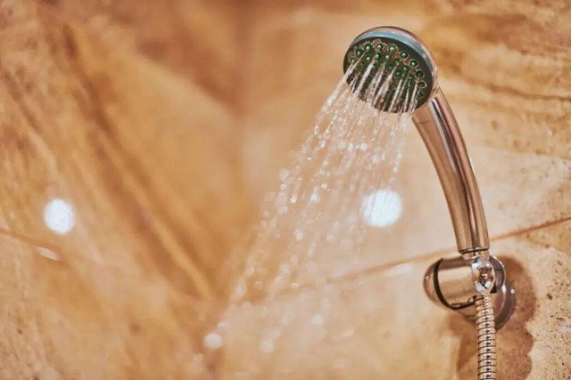 Tắm kiểu này vào mùa hè thực sự quá sức đối với não và tim - Ảnh 1.