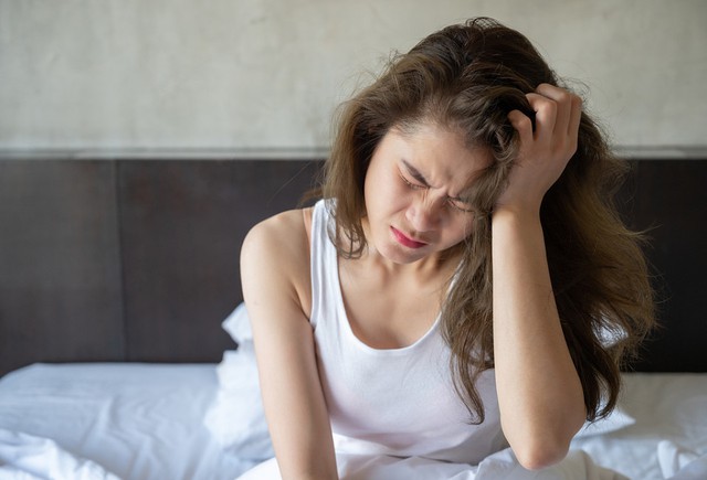 Những ng&agrave;y nắng n&oacute;ng li&ecirc;n tục đau đầu, đừng chỉ nghĩ do thời tiết: Cảnh b&aacute;o 5 dấu hiệu nguy hiểm cần đi viện ngay - Ảnh 1.