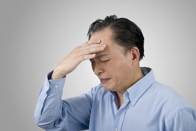 Những ng&agrave;y nắng n&oacute;ng li&ecirc;n tục đau đầu, đừng chỉ nghĩ do thời tiết: Cảnh b&aacute;o 5 dấu hiệu nguy hiểm cần đi viện ngay - Ảnh 2.