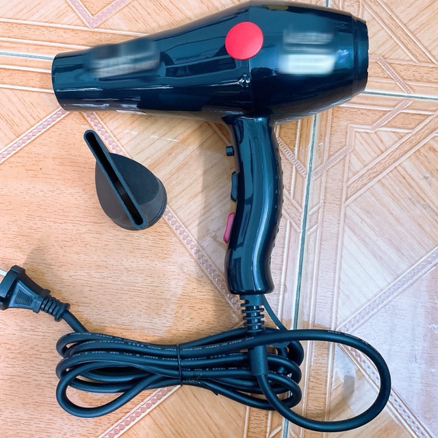 Máy sấy tóc bỗng nhiên phát nổ kinh hoàng ngay cạnh em bé - Ảnh 2.