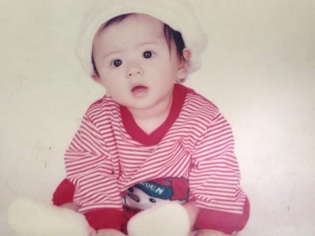 C&ocirc; Văn Th&ugrave;y Dương khoe ảnh ch&aacute;u ngoại giống hệt con g&aacute;i T&ocirc; Sa ng&agrave;y b&eacute; - Ảnh 1.