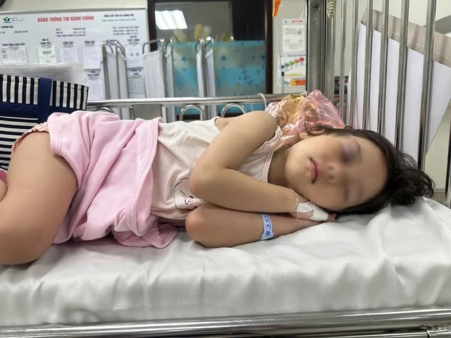 Mẹ bé gái bị đẩy ngã từ cầu trượt cao 1,5m chia sẻ tình trạng hiện tại của con: "Con tha lỗi cho bạn rồi ạ"