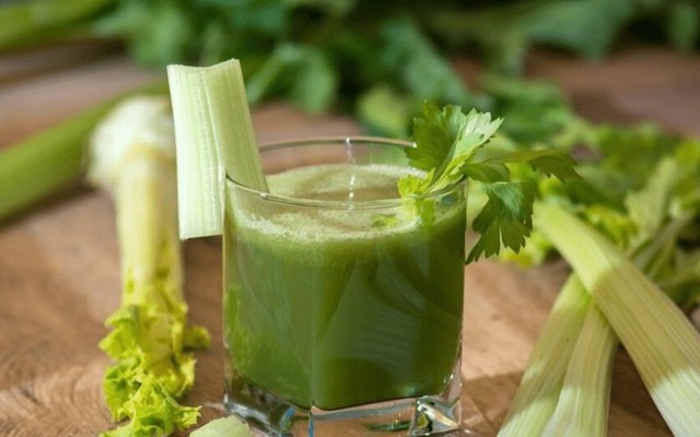Mẹ d&ugrave;ng nước rau xanh pha sữa cho b&eacute; 3 th&aacute;ng tuổi: Nguy cơ ngộ độc nghi&ecirc;m trọng - Ảnh 2.