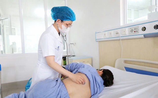 Người đàn ông U70 nhịn ăn kéo dài và uống nước kiềm để chữa ung thư, kết quả xuất hiện ngay sau 2 ngày - Ảnh 1.