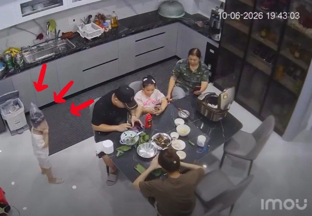 Clip thót tim: Bé trai suýt ngạt thở vì tự trùm túi nilon lên đầu, nếu không có người lớn ở nhà thì quá nguy hiểm! - Ảnh 1.