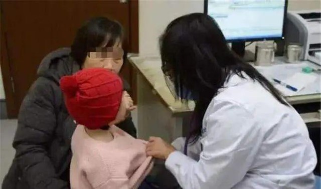 Bé gái 3 tuổi nuốt nhầm gói hút ẩm, bà nội với “2 quyết định dứt khoát” đã cứu cháu, bác sĩ khen xử lý rất chuyên nghiệp - Ảnh 4.