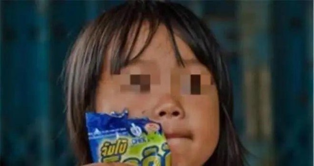 Bé gái 3 tuổi nuốt nhầm gói hút ẩm, bà nội với “2 quyết định dứt khoát” đã cứu cháu, bác sĩ khen xử lý rất chuyên nghiệp - Ảnh 1.