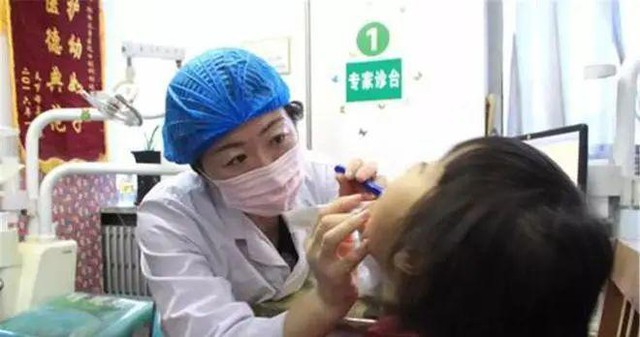 Bé gái 3 tuổi nuốt nhầm gói hút ẩm, bà nội với “2 quyết định dứt khoát” đã cứu cháu, bác sĩ khen xử lý rất chuyên nghiệp - Ảnh 3.