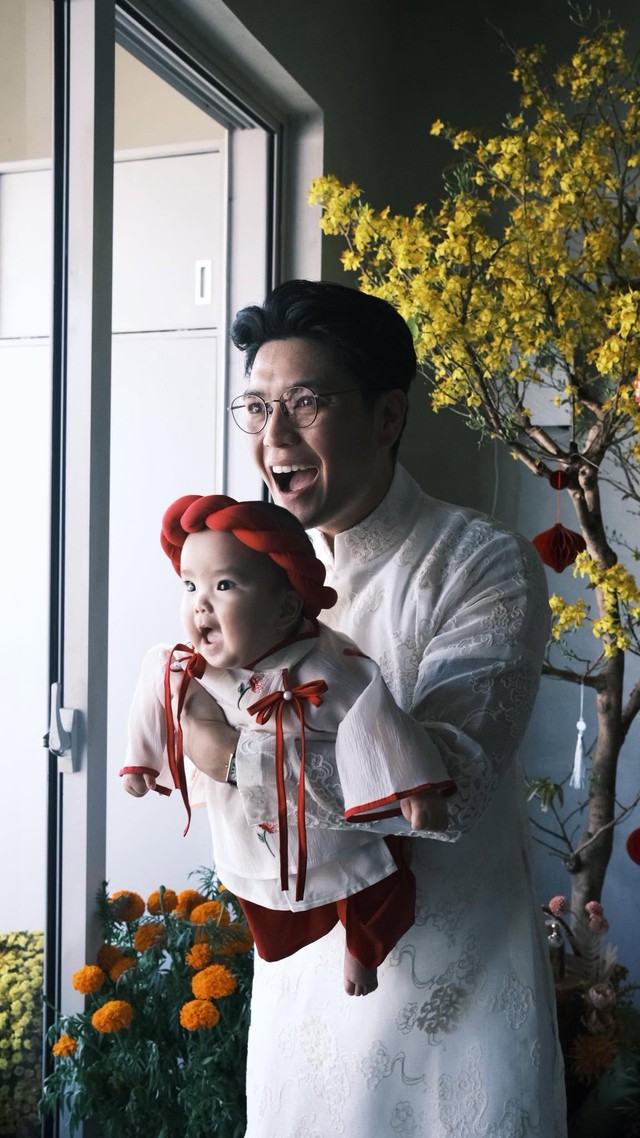 Huy Trần và hành trình lần đầu làm cha: Từ những đêm thức trắng chăm con đến khoảnh khắc nghẹn ngào nghe bé Gạo bập bẹ tiếng "mama" - Ảnh 9.