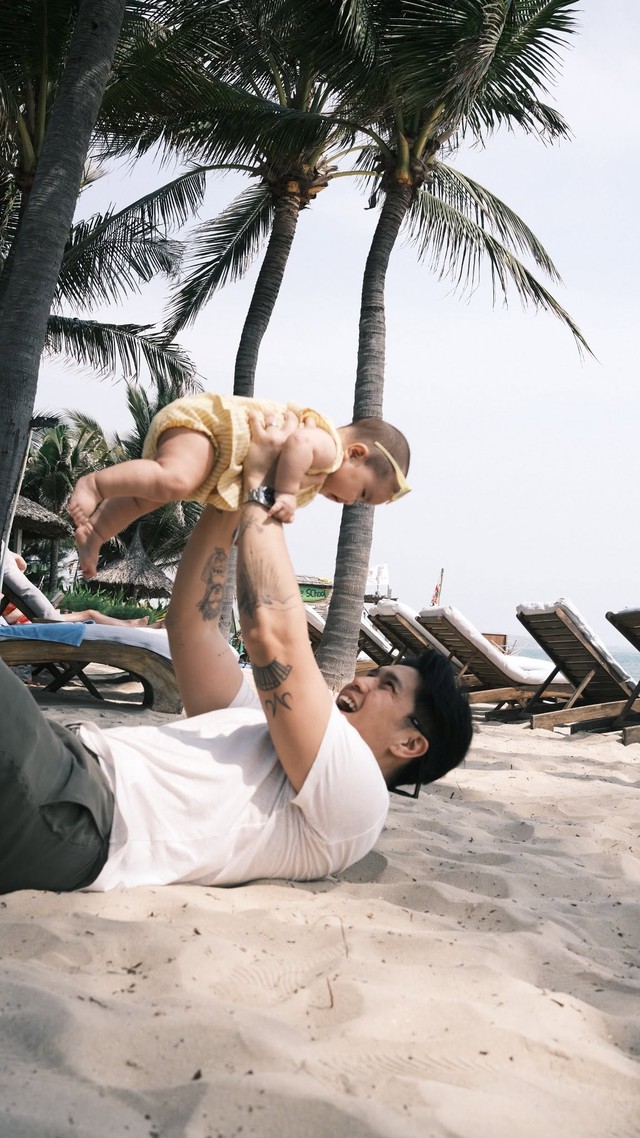 Huy Trần và hành trình lần đầu làm cha: Từ những đêm thức trắng chăm con đến khoảnh khắc nghẹn ngào nghe bé Gạo bập bẹ tiếng "mama" - Ảnh 5.