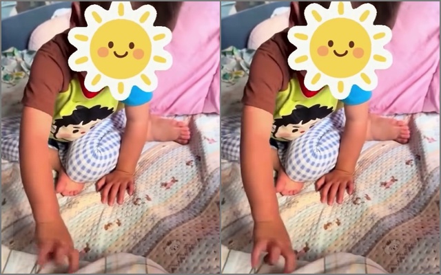 Em b&eacute; vừa vật v&atilde; kh&oacute;c l&oacute;c vừa vuốt tay xuống đệm v&igrave; 