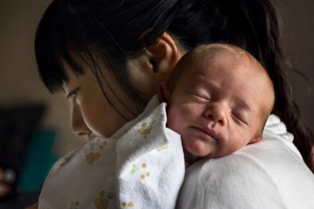 Vì sao các bà mẹ lần đầu sinh con dễ bị trầm cảm? Các nhà khoa học đã tìm ra câu trả lời, làm mẹ thực sự không hề dễ dàng - Ảnh 3.