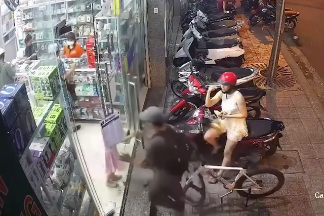 Clip phẫn nộ: Nam thanh ni&ecirc;n sức d&agrave;i vai rộng x&ocirc; cửa va tr&uacute;ng b&eacute; g&aacute;i, bị nhắc nhớ th&igrave; quay sang 