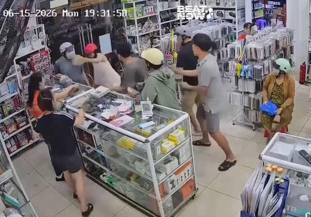Clip phẫn nộ: Nam thanh ni&ecirc;n sức d&agrave;i vai rộng x&ocirc; cửa va tr&uacute;ng b&eacute; g&aacute;i, bị nhắc nhớ th&igrave; quay sang 
