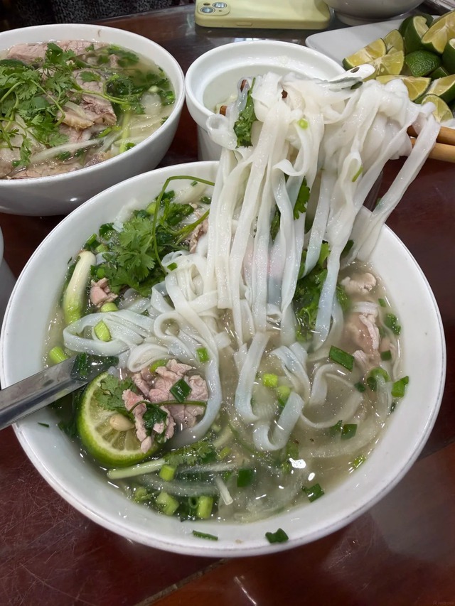 Ăn phở suốt cả tuần không biết chán, cô gái Trung Quốc vẫn "tấm tắc khó hiểu", đến khúc vắt chanh thì netizen đồng loạt vào "nhắc nhẹ" - Ảnh 2.