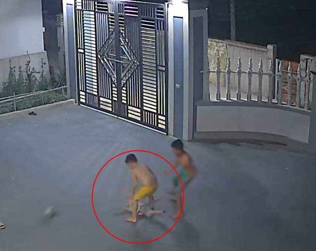 Thót tim clip bé trai bị ngã đập đầu mạnh xuống đất do bị các anh lớn đang chơi đá bóng vô tình va phải - Ảnh 1.