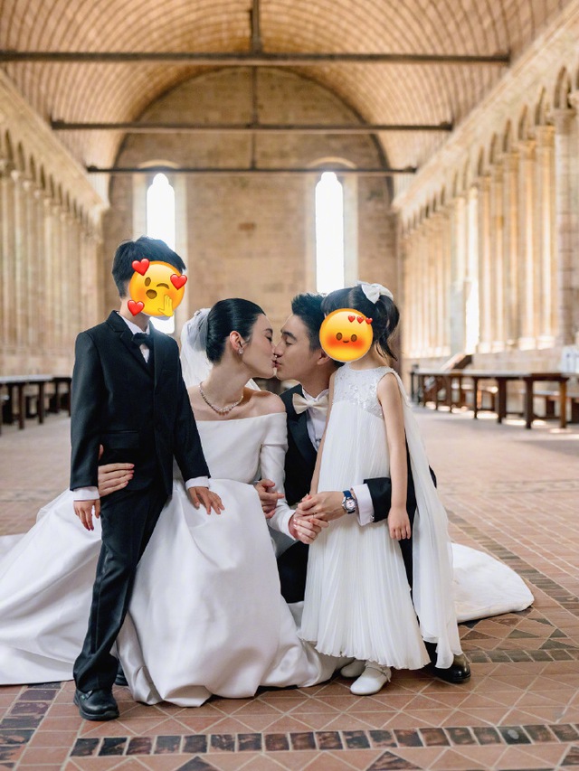 Đẳng cấp đám cưới hào môn: Tổ chức tại lâu đài Pháp nghìn năm tuổi, cô dâu diện váy Dior đặc chế 600 giờ, đeo kim cương triệu đô - Ảnh 8.