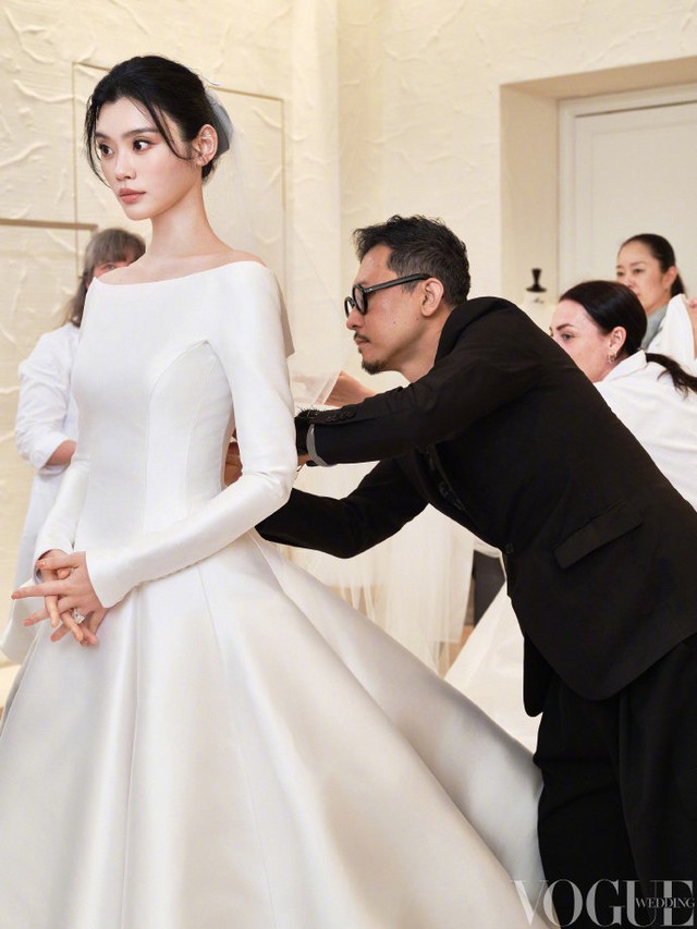 Đẳng cấp đám cưới hào môn: Tổ chức tại lâu đài Pháp nghìn năm tuổi, cô dâu diện váy Dior đặc chế 600 giờ, đeo kim cương triệu đô - Ảnh 3.