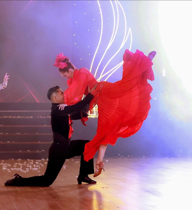 Mẹ 3 con Kh&aacute;nh Thi sau những vũ điệu thăng hoa: Chọn l&ugrave;i lại để y&ecirc;u thương th&ecirc;m trọn vẹn, vun đắp hạnh ph&uacute;c từ tiếng cười con trẻ - Ảnh 2.