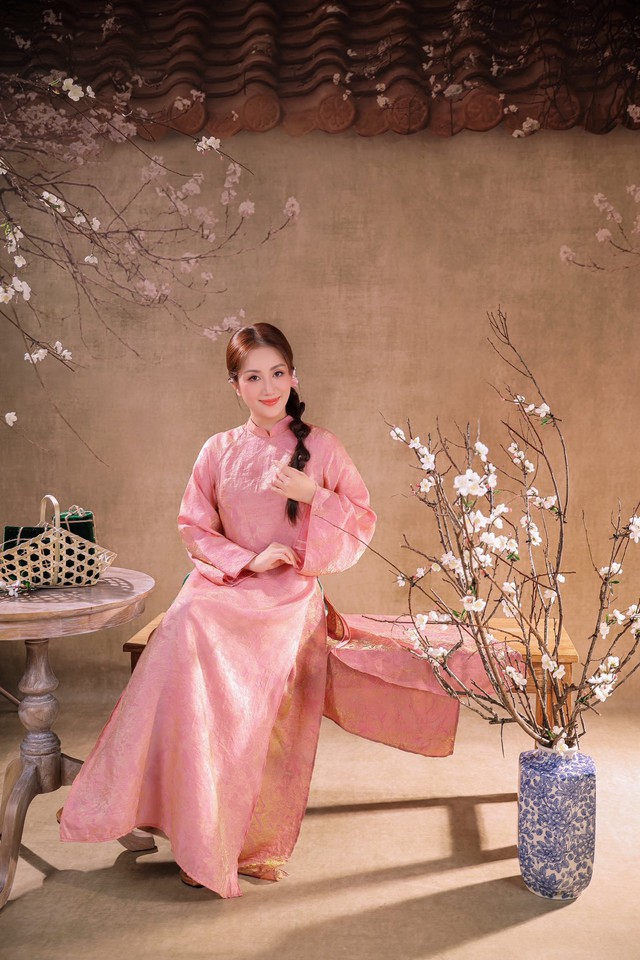 Mẹ 3 con Kh&aacute;nh Thi sau những vũ điệu thăng hoa: Chọn l&ugrave;i lại để y&ecirc;u thương th&ecirc;m trọn vẹn, vun đắp hạnh ph&uacute;c từ tiếng cười con trẻ - Ảnh 1.
