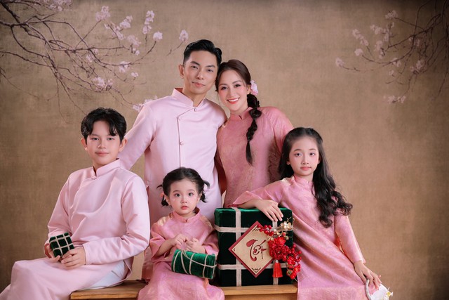 Mẹ 3 con Kh&aacute;nh Thi sau những vũ điệu thăng hoa: Chọn l&ugrave;i lại để y&ecirc;u thương th&ecirc;m trọn vẹn, vun đắp hạnh ph&uacute;c từ tiếng cười con trẻ - Ảnh 7.