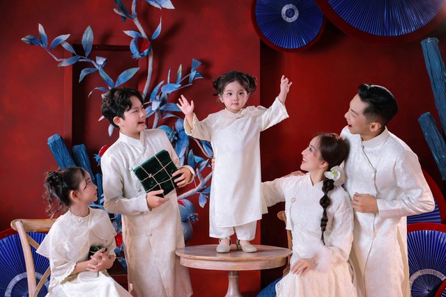 Mẹ 3 con Kh&aacute;nh Thi sau những vũ điệu thăng hoa: Chọn l&ugrave;i lại để y&ecirc;u thương th&ecirc;m trọn vẹn, vun đắp hạnh ph&uacute;c từ tiếng cười con trẻ - Ảnh 3.