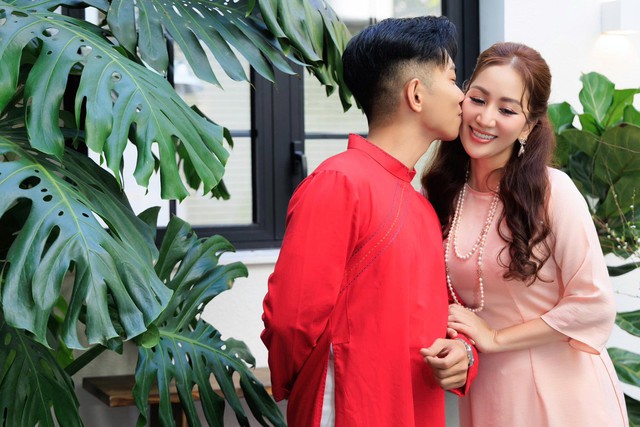 Mẹ 3 con Kh&aacute;nh Thi sau những vũ điệu thăng hoa: Chọn l&ugrave;i lại để y&ecirc;u thương th&ecirc;m trọn vẹn, vun đắp hạnh ph&uacute;c từ tiếng cười con trẻ - Ảnh 9.