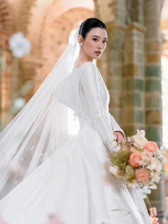 Đẳng cấp đám cưới hào môn: Tổ chức tại lâu đài Pháp nghìn năm tuổi, cô dâu diện váy Dior đặc chế 600 giờ, đeo kim cương triệu đô - Ảnh 5.