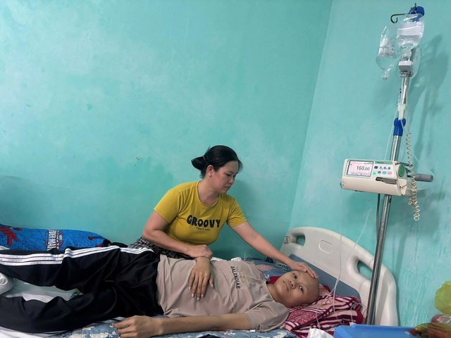Nỗi đau của nam sinh 16 tuổi mắc bệnh hiểm nghèo: