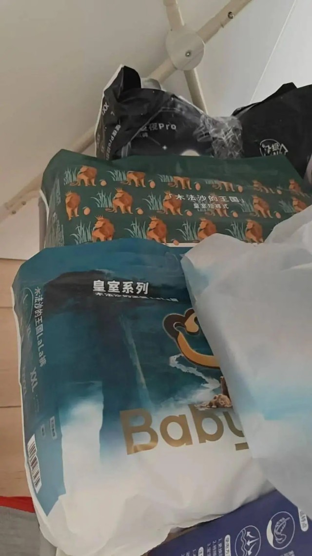 Sau vụ bê bối tã bỉm, nhiều cha mẹ ở Trung Quốc đang cảm thấy như “bầu trời sụp đổ” - Ảnh 2.