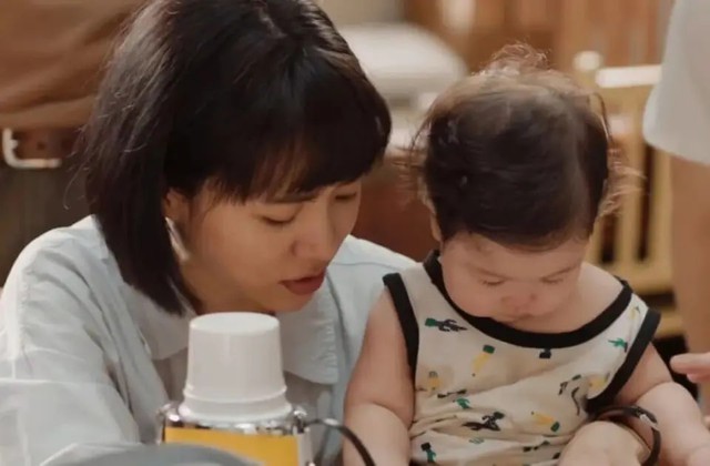 Sau vụ bê bối tã bỉm, nhiều cha mẹ ở Trung Quốc đang cảm thấy như “bầu trời sụp đổ” - Ảnh 1.