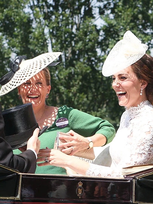 Đ&ocirc;i hoa tai của Vương phi Kate: M&oacute;n qu&agrave; cưới 1947 từ Nữ ho&agrave;ng Elizabeth II - Ảnh 1.