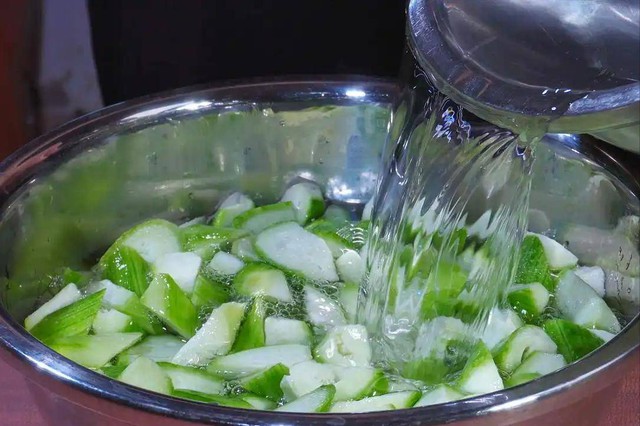 Mướp đang v&agrave;o m&ugrave;a nhưng ăn kiểu n&agrave;y chẳng kh&aacute;c n&agrave;o 