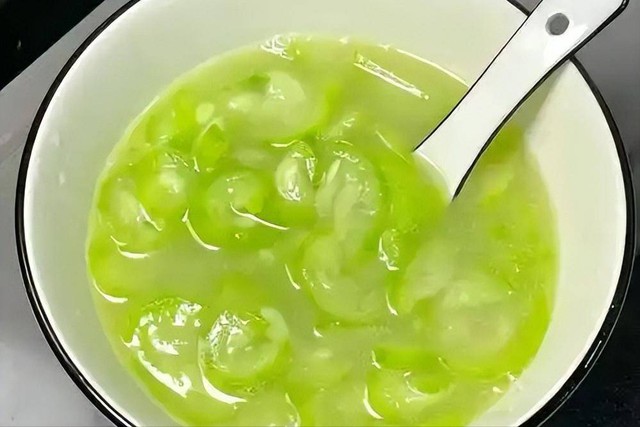 Mướp đang v&agrave;o m&ugrave;a nhưng ăn kiểu n&agrave;y chẳng kh&aacute;c n&agrave;o 
