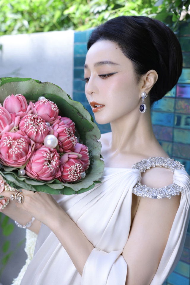 Phạm Băng Băng sang Th&aacute;i Lan b&aacute;n mặt nạ ở hội chợ, visual cam thường zoom đến đ&acirc;u hết hồn đến đ&oacute; - Ảnh 12.