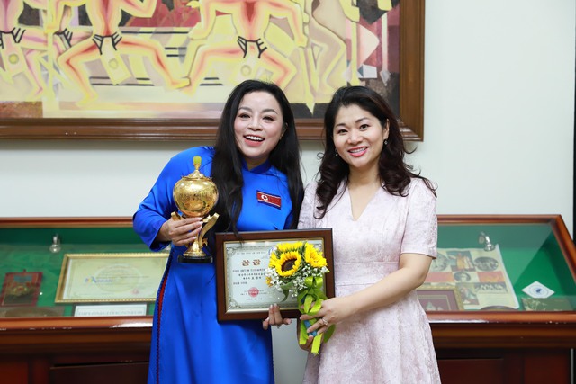 H&aacute;t tiếng Triều Ti&ecirc;n khiến kh&aacute;n giả x&uacute;c động, NSƯT Tố Nga xuất sắc gi&agrave;nh C&uacute;p V&agrave;ng tại Li&ecirc;n hoan Nghệ thuật Hữu nghị M&ugrave;a xu&acirc;n Th&aacute;ng Tư - Ảnh 4.