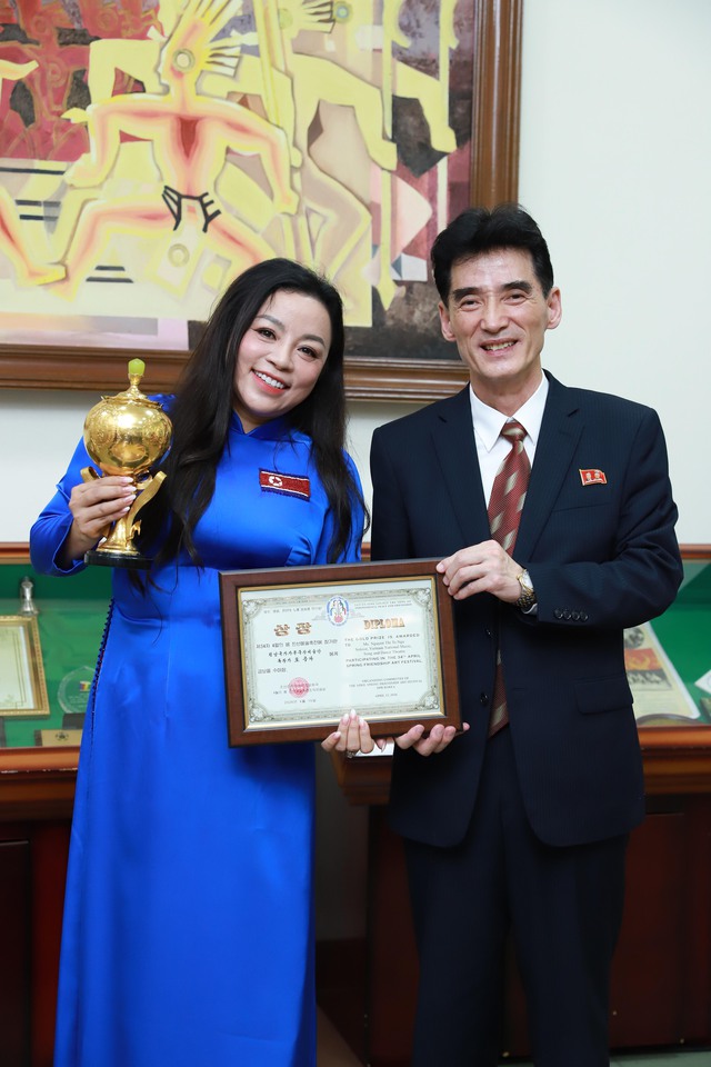 H&aacute;t tiếng Triều Ti&ecirc;n khiến kh&aacute;n giả x&uacute;c động, NSƯT Tố Nga xuất sắc gi&agrave;nh C&uacute;p V&agrave;ng tại Li&ecirc;n hoan Nghệ thuật Hữu nghị M&ugrave;a xu&acirc;n Th&aacute;ng Tư - Ảnh 2.