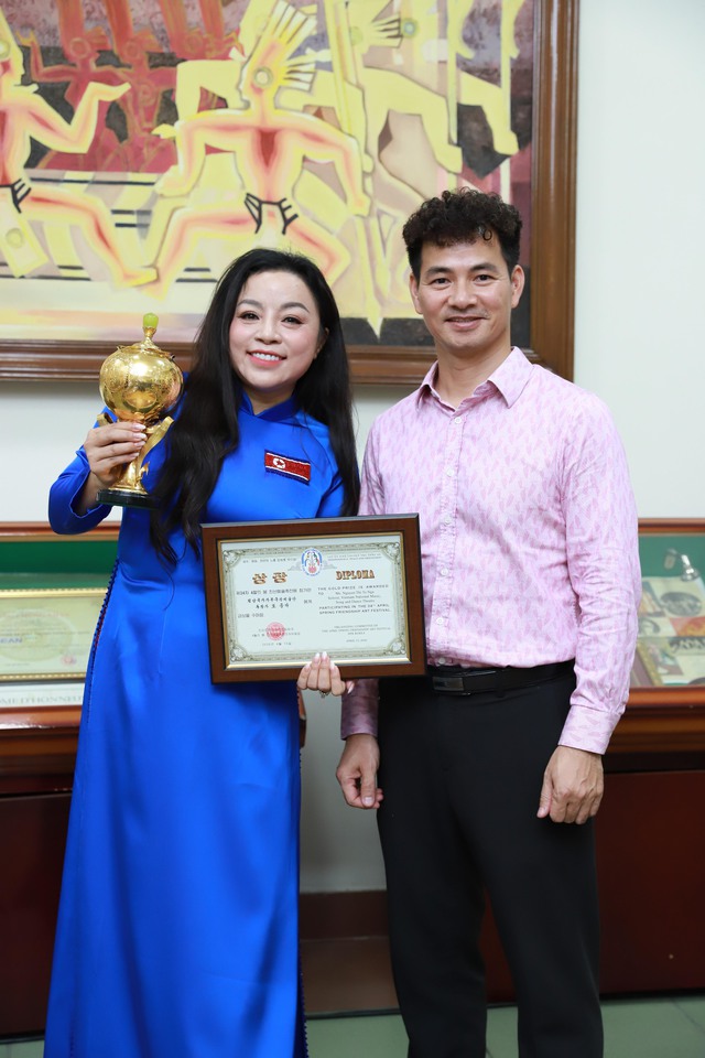 H&aacute;t tiếng Triều Ti&ecirc;n khiến kh&aacute;n giả x&uacute;c động, NSƯT Tố Nga xuất sắc gi&agrave;nh C&uacute;p V&agrave;ng tại Li&ecirc;n hoan Nghệ thuật Hữu nghị M&ugrave;a xu&acirc;n Th&aacute;ng Tư - Ảnh 1.